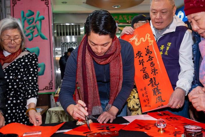 8.蔣萬安市長揮毫寫下「安平」，祝大家平平安安！