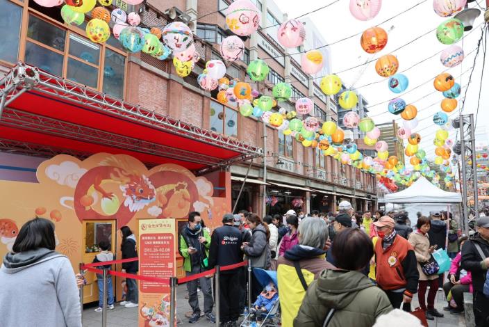 10.迪化街永樂廣場「龍來抓紅包」活動，總獎值超過150萬元！