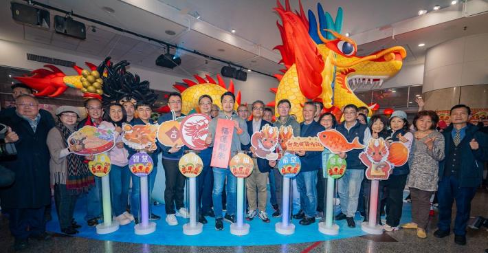 7.蔣萬安市長在台北地下街一號廣場巨龍氣球前與出席貴賓一同祝賀大家福運龍來