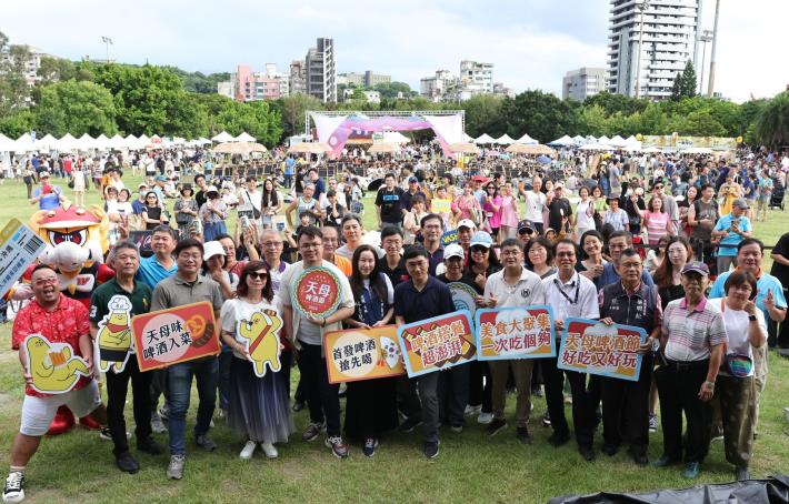 長官貴賓與現場熱情民眾進行合影