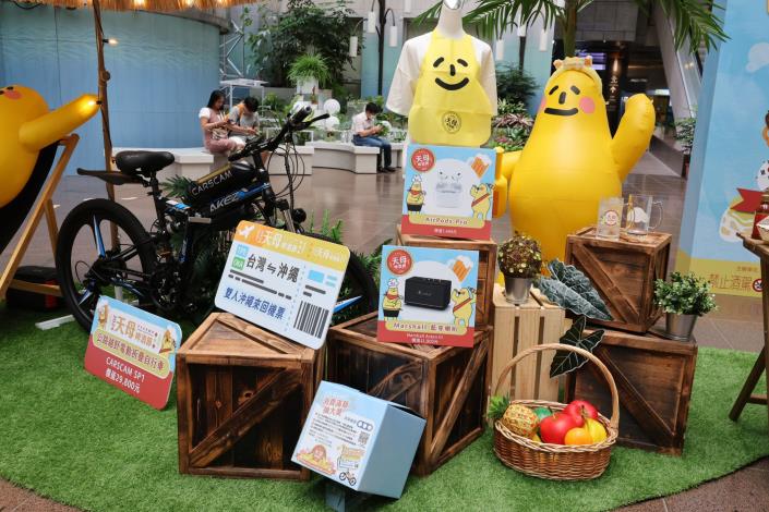 於100家天母特約店家消費滿200元，即有機會抽中雙人沖繩來回機票等多項大獎！