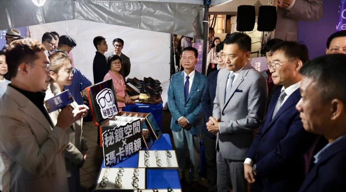 西服公會帶領臺北市政府俞副秘書長巡禮現場攤位