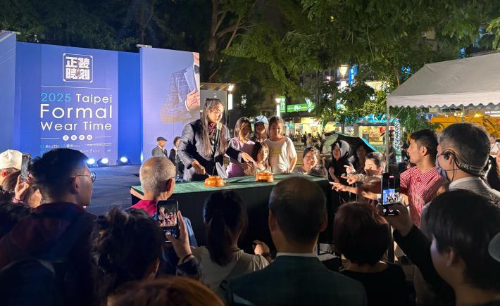 幻術大仙身穿訂製西服表演精彩魔術