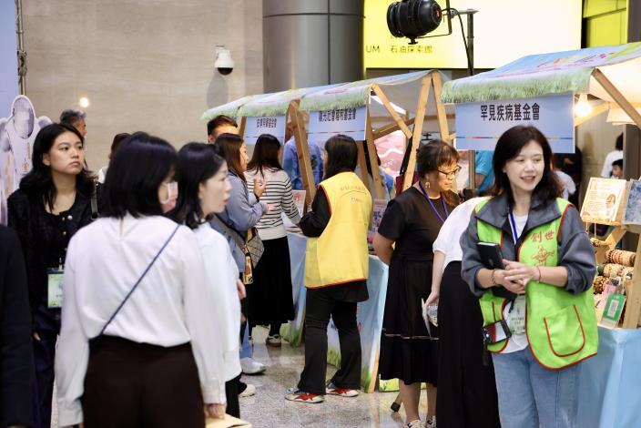 活動現場民眾參與公益攤位