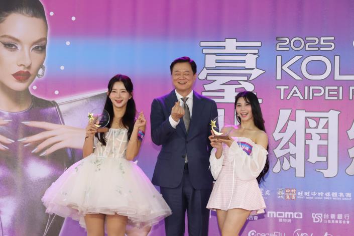 周副董事長頒發太陽組得獎獎座