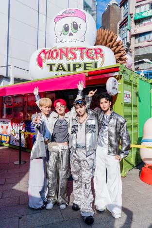 活動大使VERA與特色打卡裝置合照