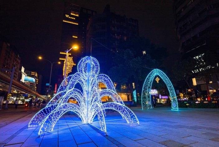瑠公圳公園的「幻彩湧泉」以粉紅、粉藍與白色光彩層層交織如泉湧般的奇幻景像