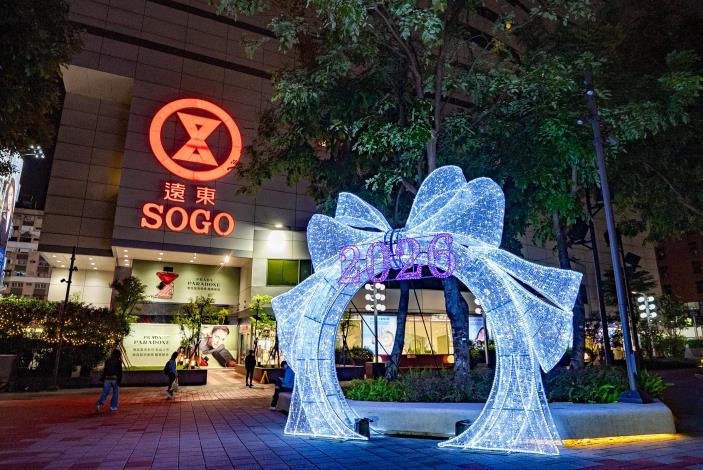 「星願之門」以超大型蝴蝶結造型呈現的願望之門，打造瑠公綠廊祈願場景