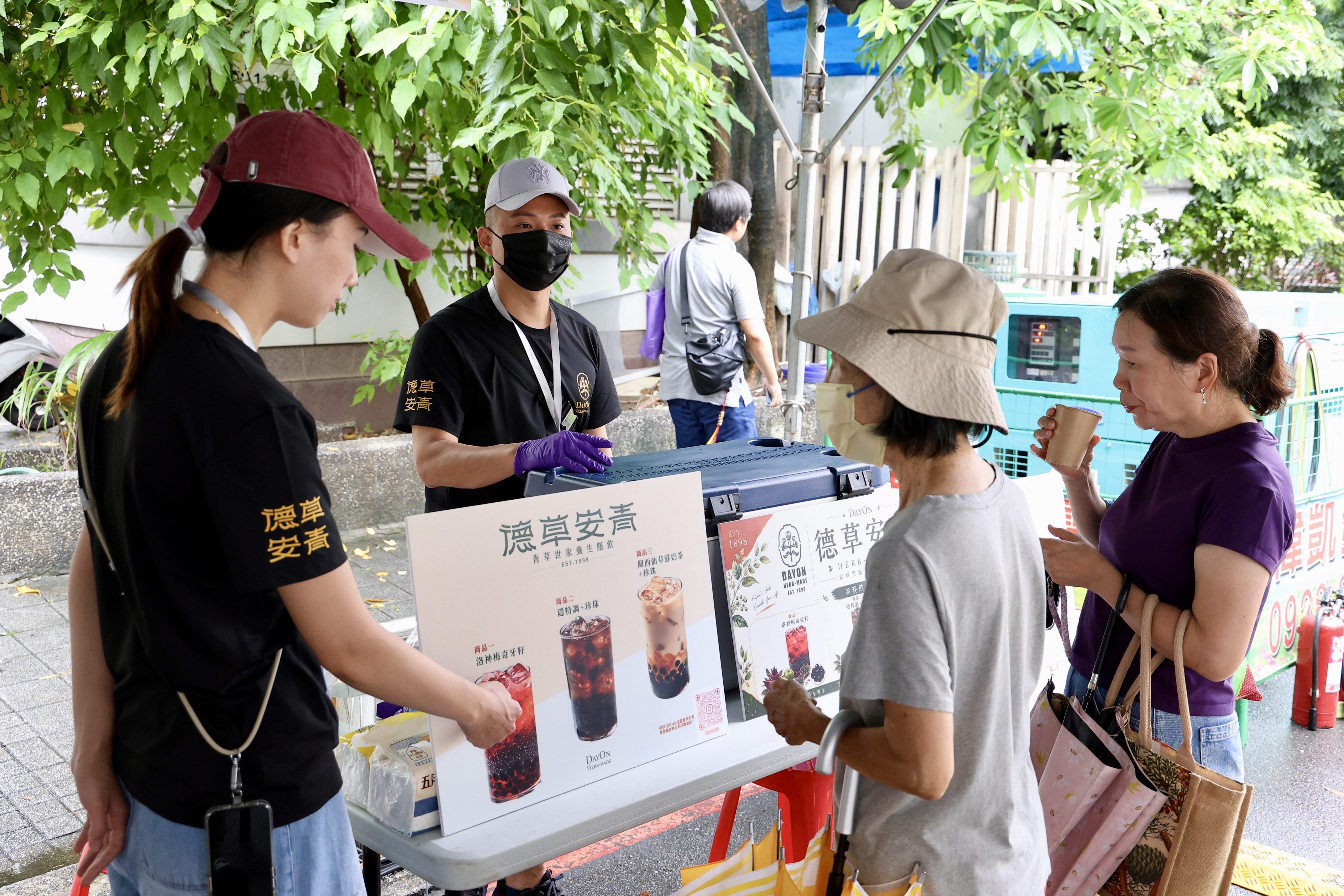 民眾參與「2026臺北國際手搖飲節」飲品試喝活動，體驗特色手搖飲風味
