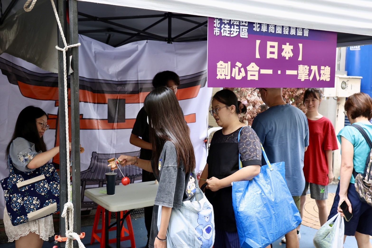 「暢遊世界 闖關抽禮」活動吸引親子踴躍參與，享受遊趣並抽好禮。