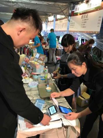 民眾於台北生活祭攤商使用悠遊卡支付