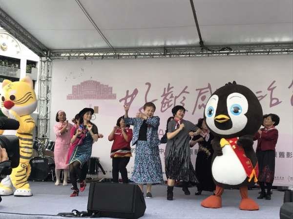 市長媽媽與現場貴賓出席現場舞台活動1