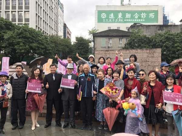 踩街遊行大合影
