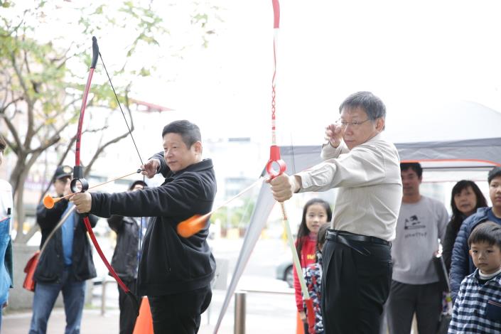 市長與林局長體驗射箭