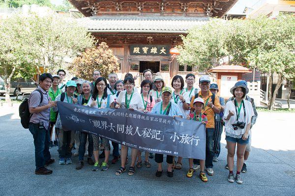 大同小旅行第7場次 民眾於護國禪寺前合影