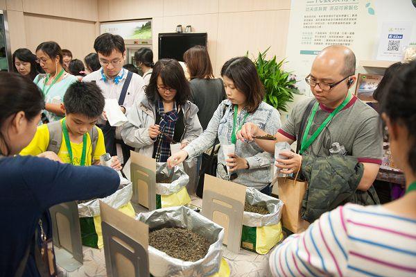大同小旅行第10場次 民眾於寶堂蝶米體驗茶拼圖DIY樂趣