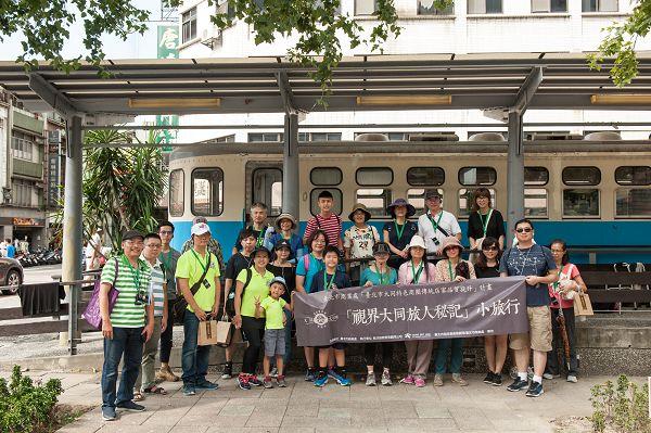 大同小旅行第8場次 民眾於懷舊廣場合影