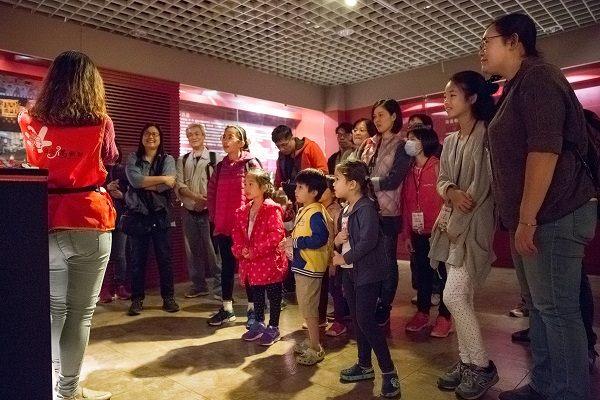 臺北偶戲館導覽員解說布袋戲發展歷史
