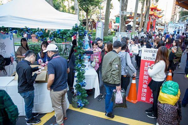 民眾排隊投票領取聖誕球襪小禮物