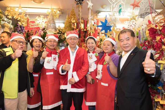 市長於國泰禮品挑選禮物給民眾