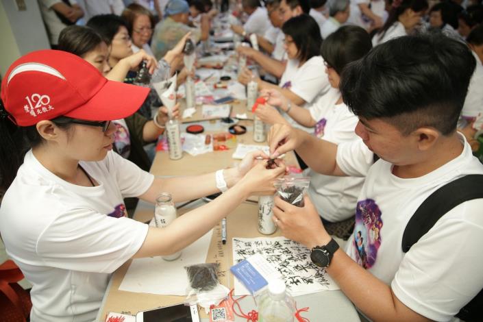 民眾親手將茶葉封藏至瓶罐中