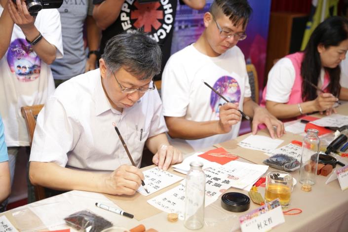 柯市長(左)、臺北市貓空休閒產業社區發展協會張侑霖理事長(右2)於「2018貓空七夕情人封茶趣」活動現場體驗封茶