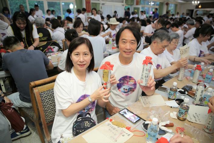 民眾展示封茶成品