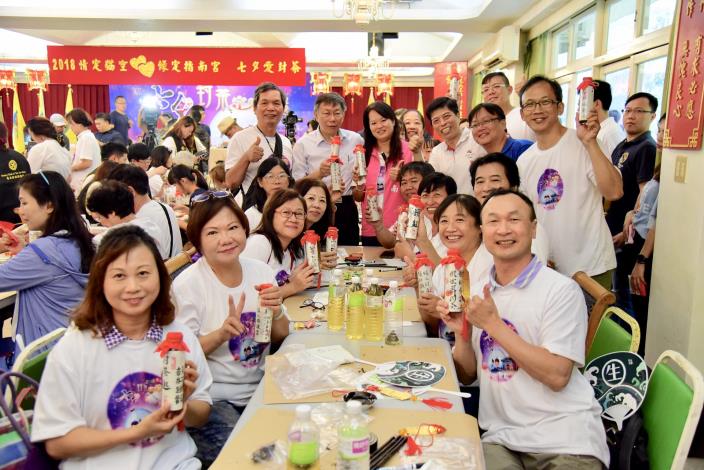 柯市長(中)於「2018貓空七夕情人封茶趣」活動現場與民眾一起體驗封茶美好