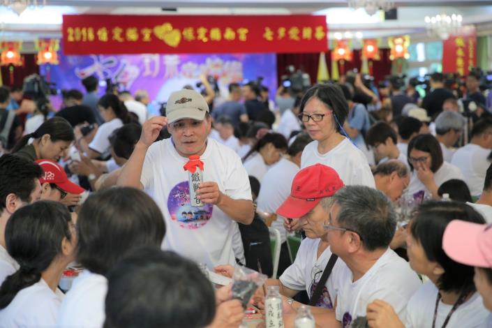 民眾聆聽志工講解封茶步驟