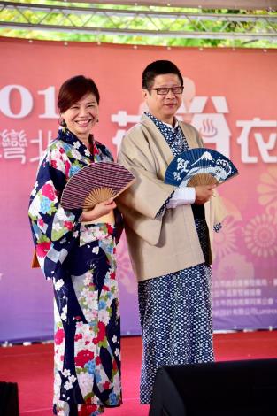 產業發展局林崇傑局長及溫泉發展協會周水美理事長於台上合影