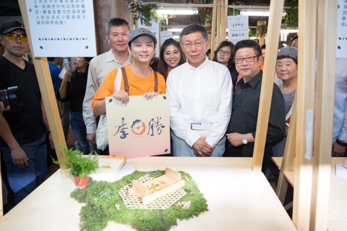 柯文哲市長參觀本草特調展示區，並與活動合作店家李日勝二代合影