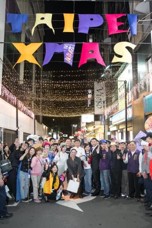 市長與參加遊行店家及貴賓在TAIPEI XMAS下合影