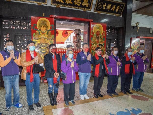黃惠珍理事長、黃世輝理事長、林崇傑局長於華陰街普濟寺參拜祈福。