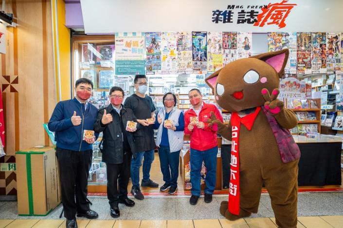 高振源處長、崇傑局長及盧寶鐘理事主席與台北地下街店家合影留念。