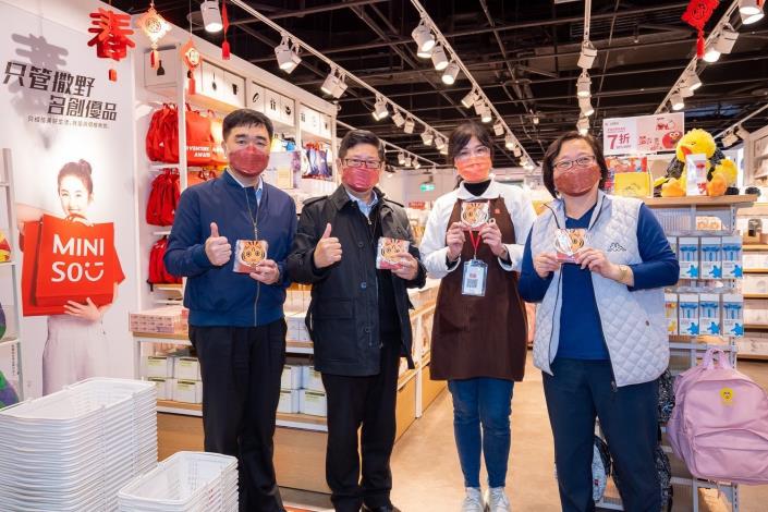 高振源處長、林崇傑局長、盧寶鐘理事主席至台北地下街發放店家發財金合照。