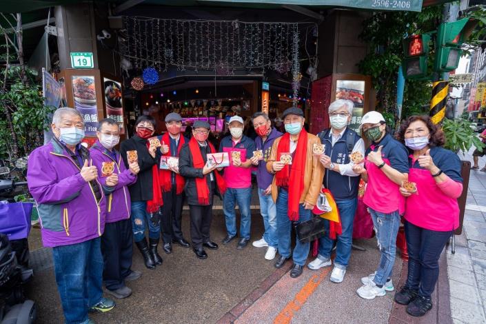 黃惠珍理事長、高振源處長、林崇傑局長、黃世輝理事長至華陰街商圈發放店家發財金合照。