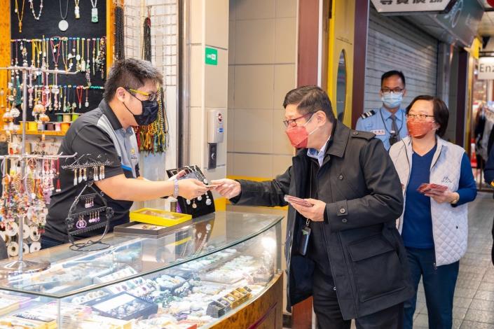 臺北市政府林崇傑局長至台北地下街走街發放店家發財金。