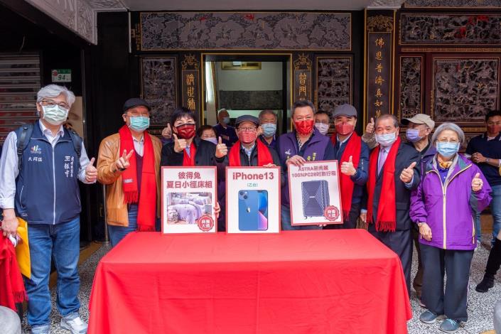 黃惠珍理事長、林崇傑局長、黃世輝理事長於華陰街普濟寺抽出商圈大獎知名床包組、高級行李箱及大獎iphone13並與現場貴賓大合照。