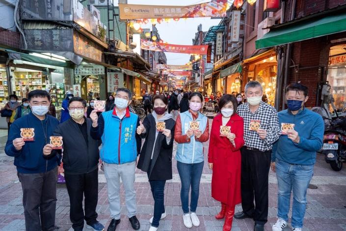 現場貴賓手持虎咬金發財金向民眾拜早年。