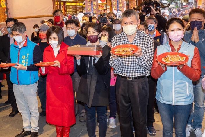 現場貴賓至霞海城隍廟共同祈求虎年平安。