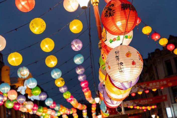 街區民眾共同創作的燈籠高掛於永樂廣場，帶著創作者的祝福陪採買民眾一起過好年。
