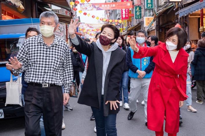 黃珊珊副市長與徐慶棋理事長、主持人于美人沿街向店家及民眾拜年。