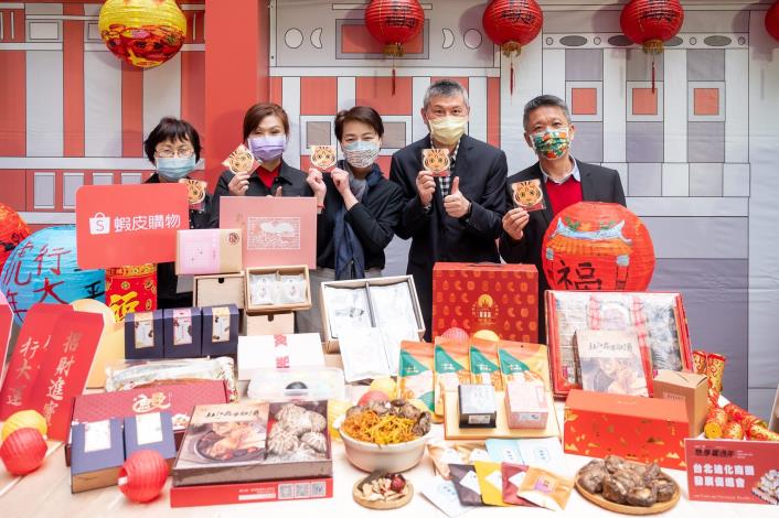 黃珊珊副市長(中)、徐慶棋理事長(右二)、洪文和理事長(右一)、吳欣珮副局長(左二)與江美玲副處長(左一)參觀迪化商圈年節產品