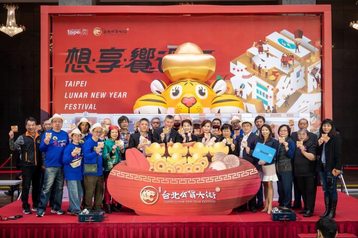 與會貴賓與招財福虎氣球及虎咬金發財金合影留念