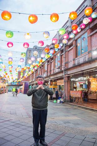 柯文哲市長與永樂廣場虎彩繽紛共創燈海。