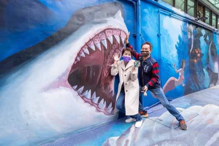 黃珊珊副市長和呂勗淇里長與3D彩繪牆面俏皮合照。
