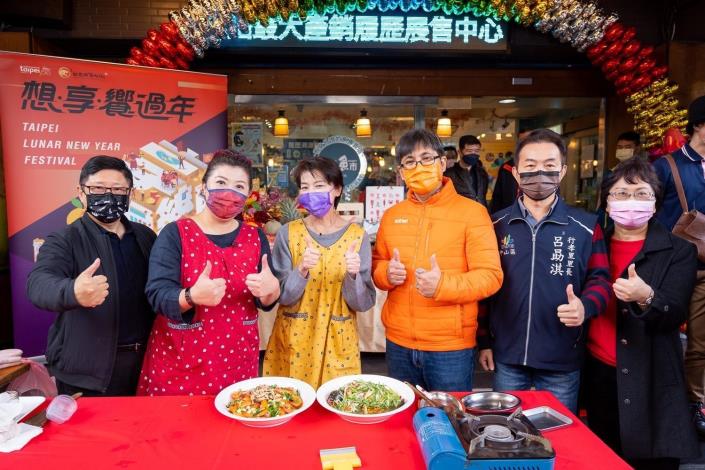 現場貴賓提前向大家拜早年。