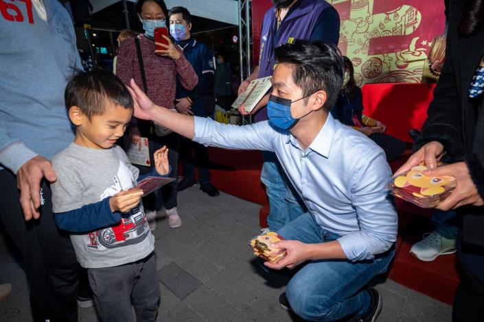 蔣萬安市長發放兔gether發財金給小朋友