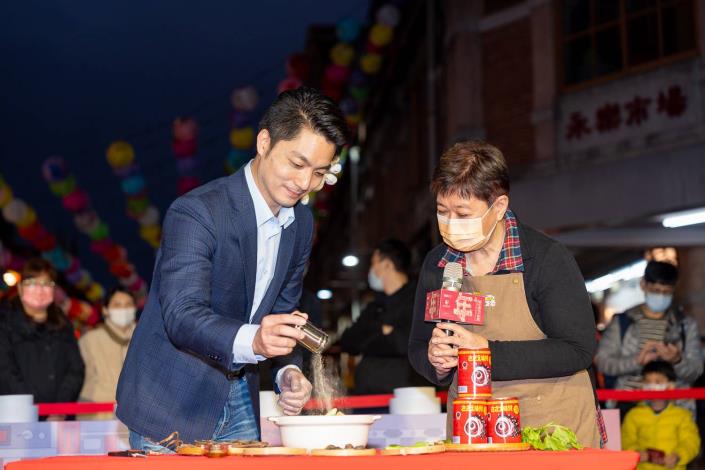 蔣萬安市長示範使用迪化街在地特色食材製作年菜料理