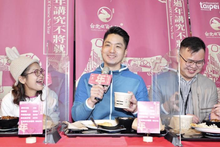 蔣萬安市長與出席貴賓品嘗當地特色美食(艋舺夜市商圈)